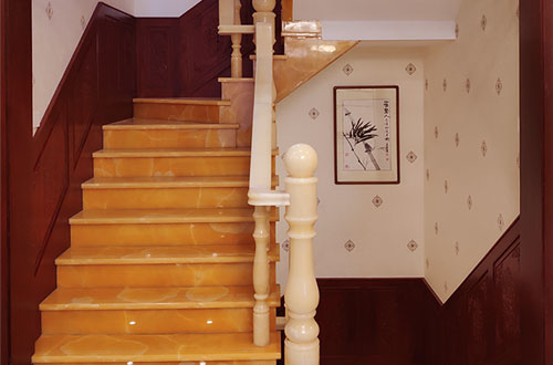 榆阳中式别墅室内汉白玉石楼梯的定制安装装饰效果